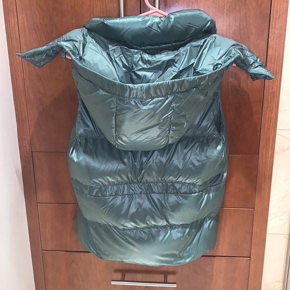 SALE!! NWOT adorable green goose down Athleta vest with removable hood - Picture 4 of 8